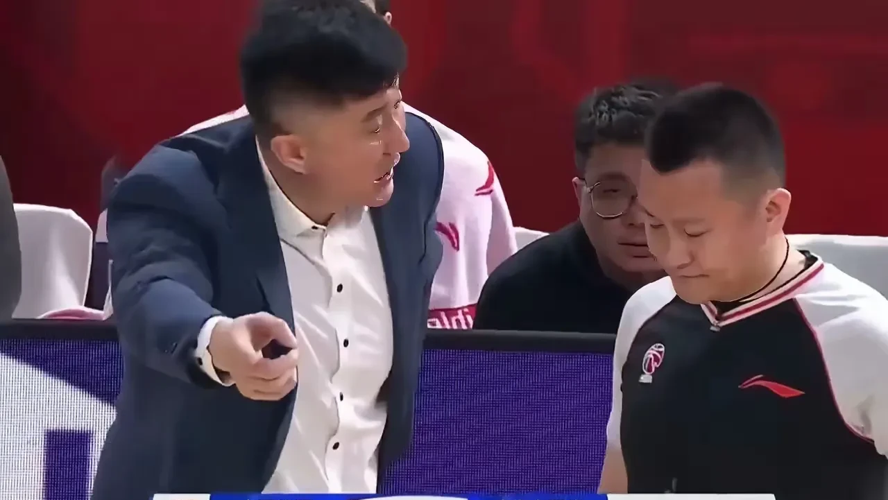转折点！多特蒙德回应争议；CBA季后赛赛后攻防权衡；态度坚定；身体对抗强度拉满的简单介绍-雷速体育